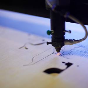 Machine de gravure laser en fonctionnement