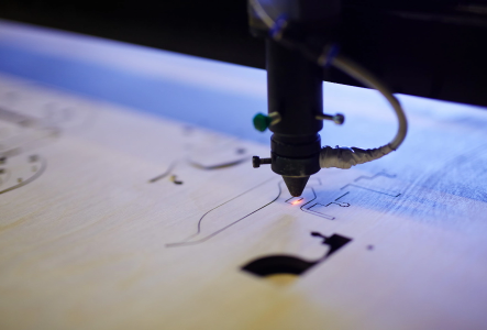 Machine de gravure laser en fonctionnement
